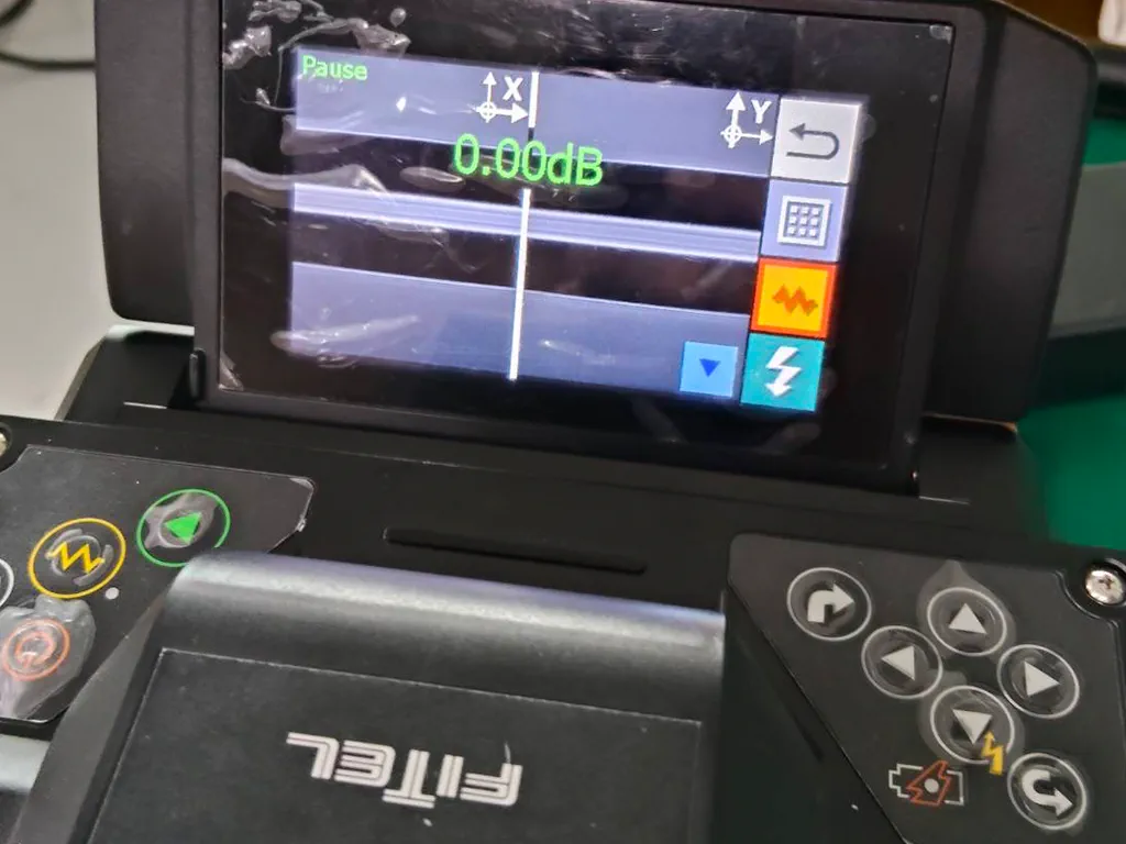 Fiber fusion splicing on-site photo showing 0.00dB no noise