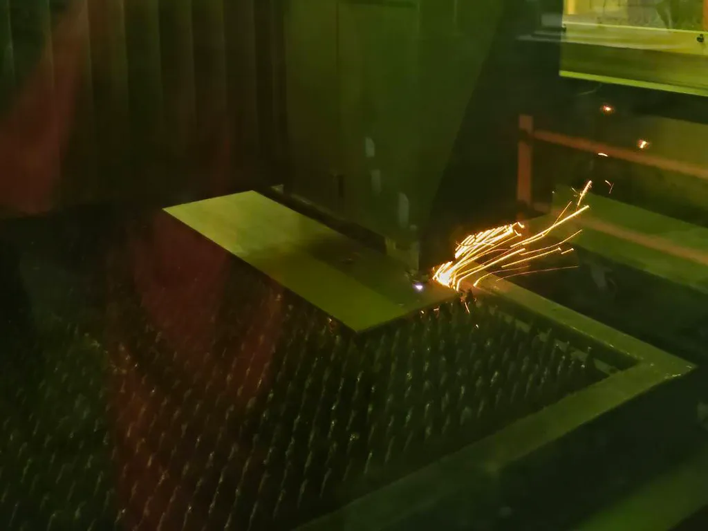 Fiber laser machine cutting on-site photo